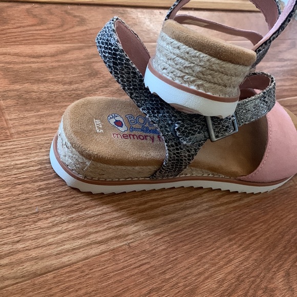 BOBS from Skechers memory foam Two-tone strappy sandals ~ NEW - Picture 5 of 7